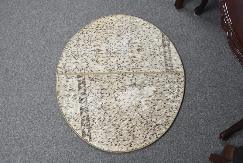 Beigefarbener Teppich mit braunen Akzenten, 2,5 x 3 Fuß, solider Komfort