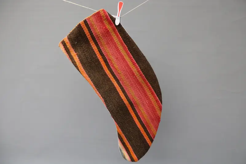 Kahverengi Süslü Kırmızı Noel Çorabı, Şenlikli Tatil Dekoru