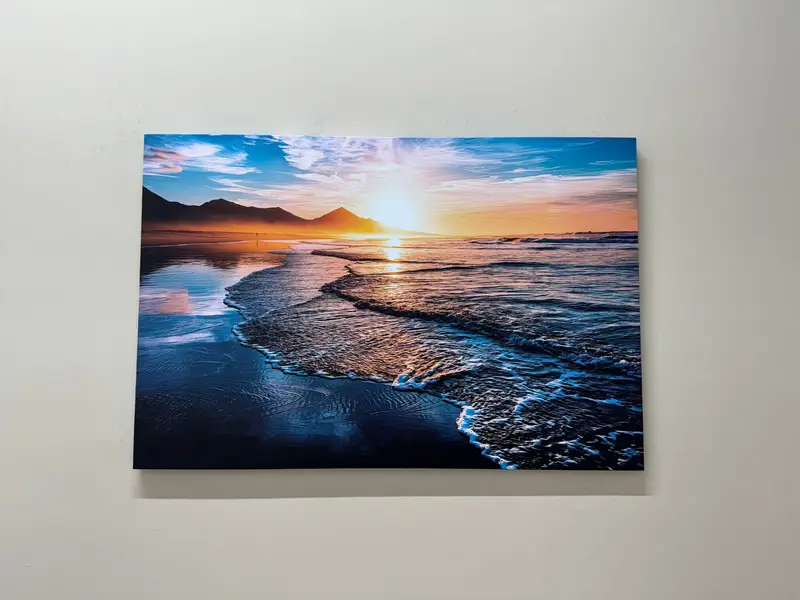 息をのむような海の風景のキャンバス: 解き放たれる海の波と夕日