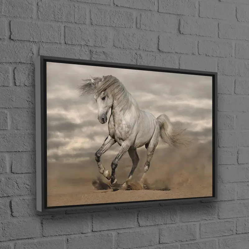 Modern Koşan At Kanvası: At Severler için Zarif At Sanatı