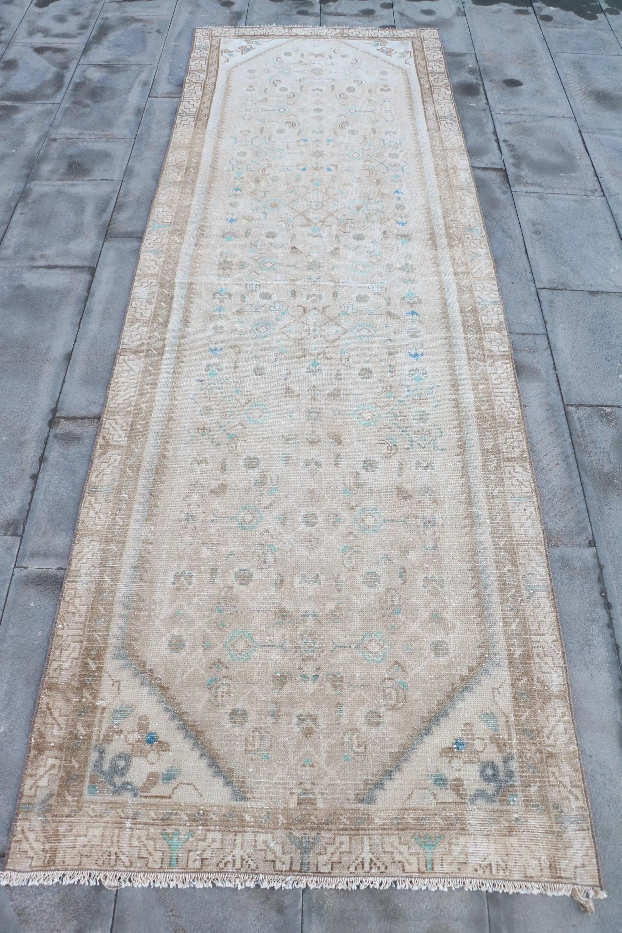 Eleganter beiger Teppich, 3,2 x 9,5 Fuß mit braunen Akzenten - 1
