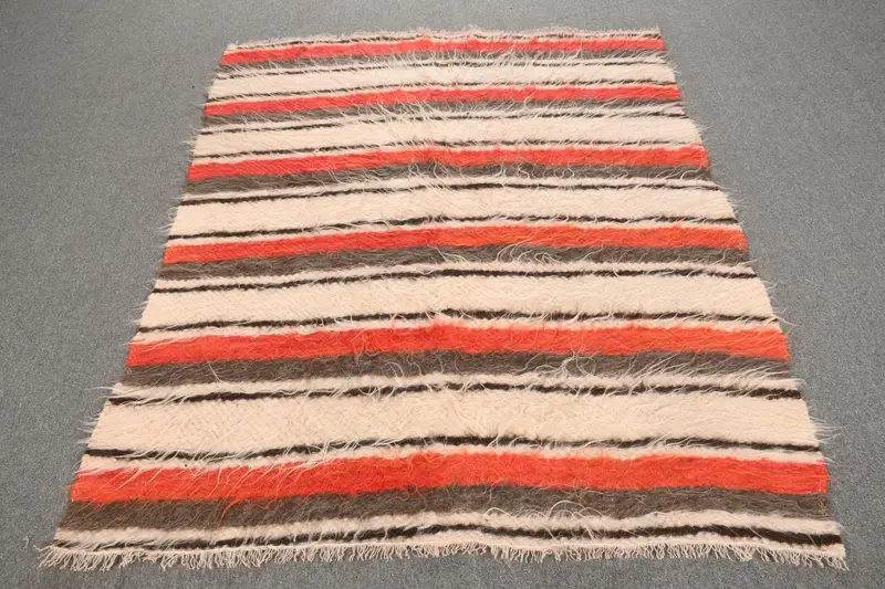 4,7 x 5,5 Fuß türkischer Kelim-Teppich, roter floraler Vintage-Teppich aus Wolle - 1