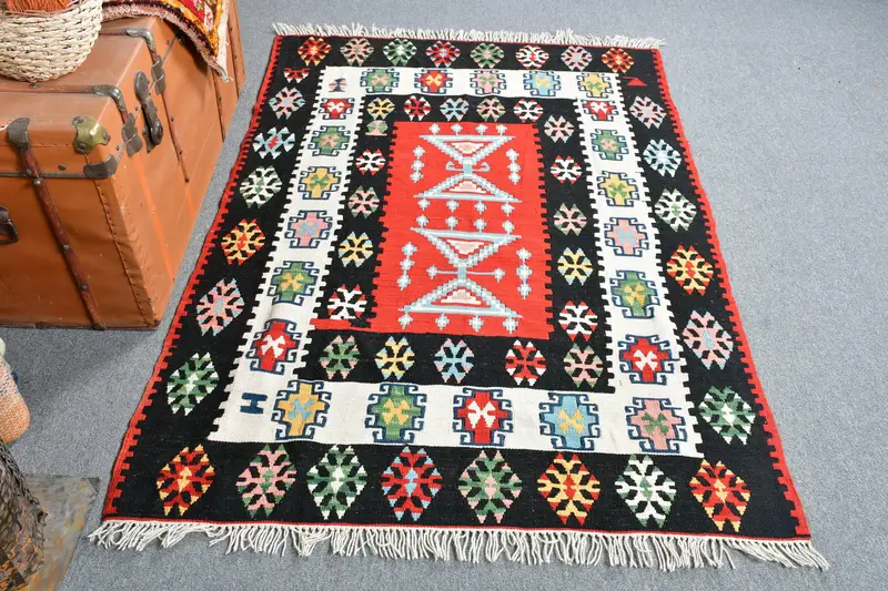 Vintage 3.9x5.5 ft Halı, Türk Vurgulu Halı, Siyah Puantiyeli Halı - 1