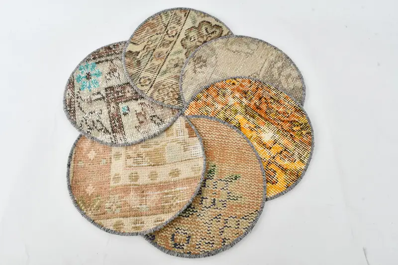 Elegante mantel individual tejido marrón y verde, decoración rústica natural