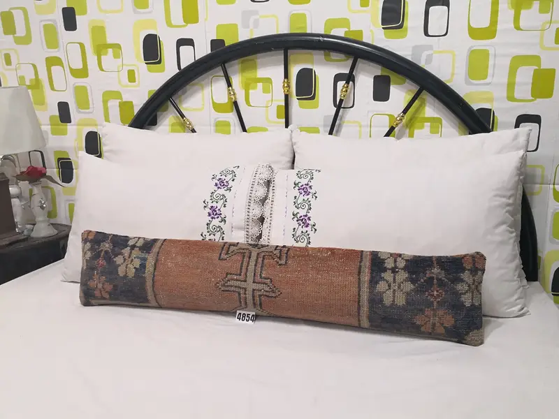 Handgefertigtes besticktes Wollkissen, Vintage-Kissen mit geometrischem Design