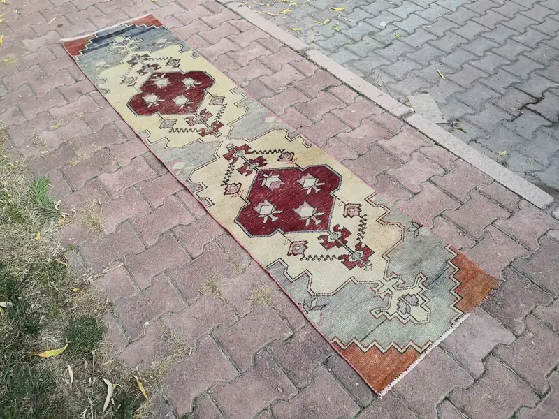 レッド オリエンタル ラグ、1,75x7,83 フィート、グレーのアクセント