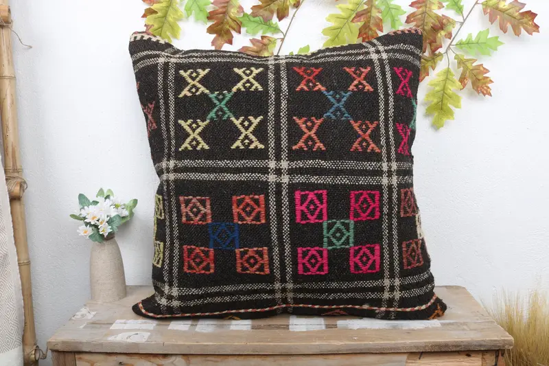 Braun & Rot besticktes Wurfkissen, handgemachtes geometrisches Kissen