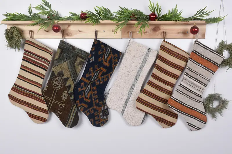 Medias de adornos navideños beige, decoración festiva navideña