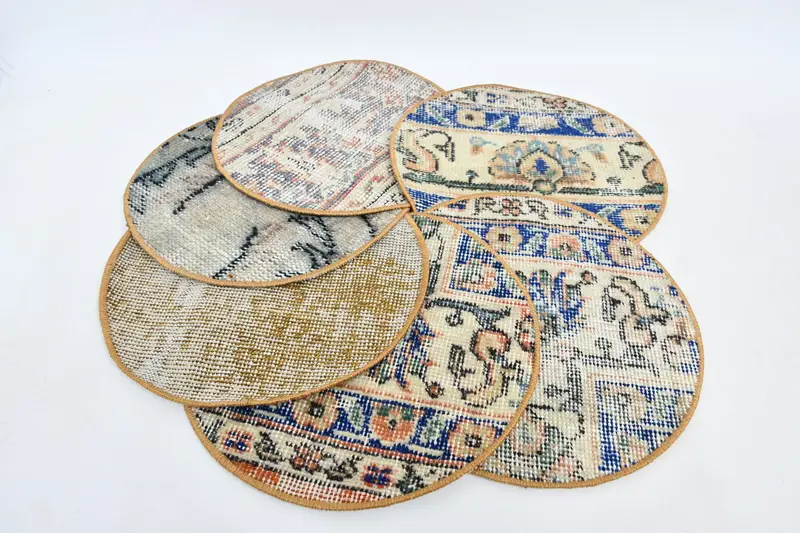 Elegante mantel individual azul y beige, decoración de mesa elegante y duradera.