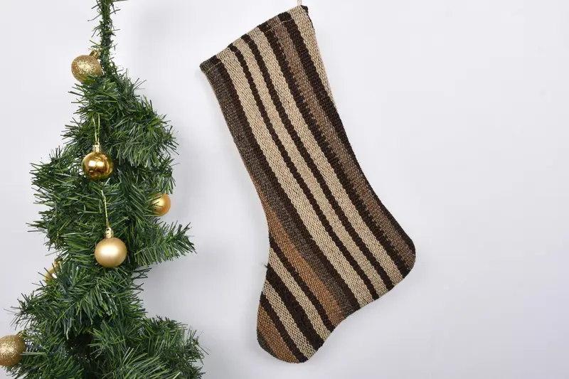 Şenlikli Noel Süsleri Deseni, 7 İnç Genişliğinde Noel Çorabı