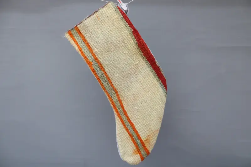 Bej Süslü Kırmızı Noel Çorabı, Şenlikli Tatil Dekoru