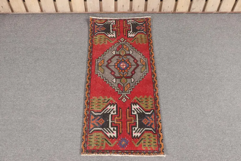 Handgefertigter roter Perserteppich, 1,5 x 3,1 Fuß mit grünen Akzenten