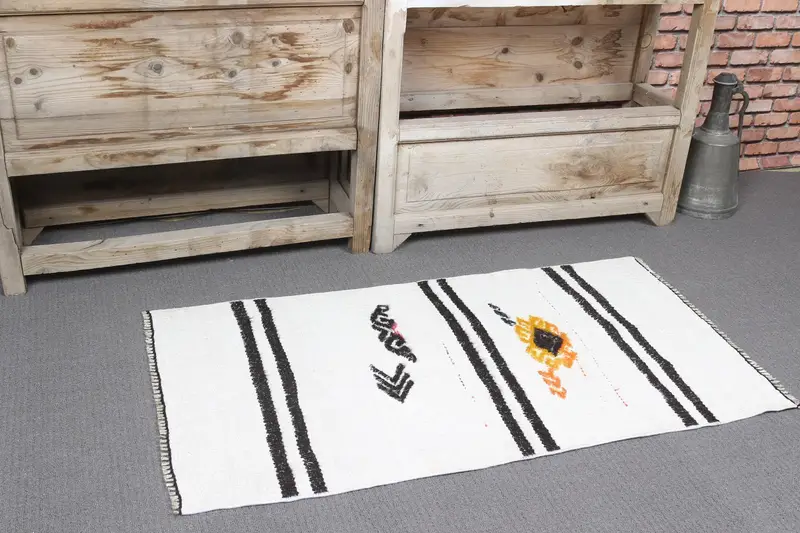 Alfombra pequeña turca, alfombra vintage de 2x3,6 pies, alfombra de lana Kilim blanca - 1