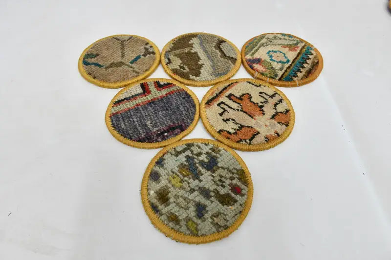 Elegantes posavasos de alfombras marrones y beige, posavasos de mesa premium