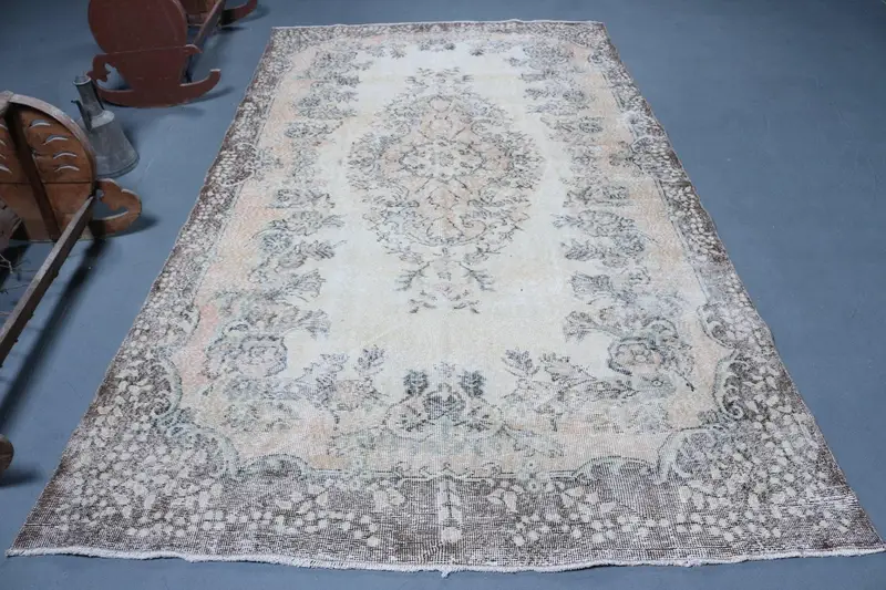 Vintage Türk Halısı, 5.6x9.6 ft Büyük Halı, Gri Beyaz Çiçekli Halı - 1
