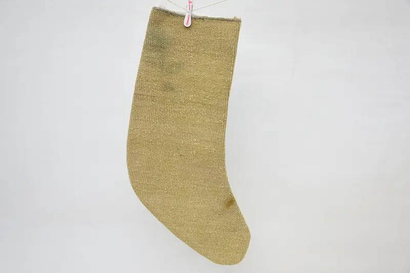 Patrón de adornos navideños beige, calcetín beige de 14 pulgadas de ancho