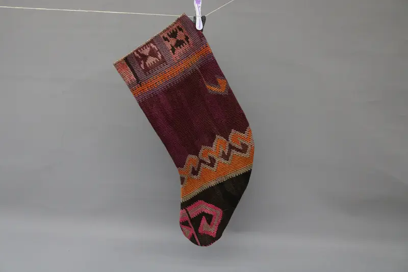 Şenlikli 9 inç Pembe Noel Çorabı, Siyah Süsleme Deseni