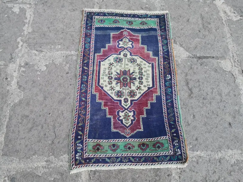 Handgefertigter 22x37 Zoll blauer und lila Teppich, rechteckige Fußmatte