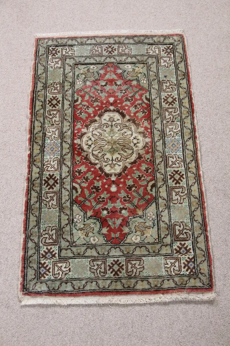 1,9 x 3,2 Fuß großer grüner Teppich mit rotem Tiermuster