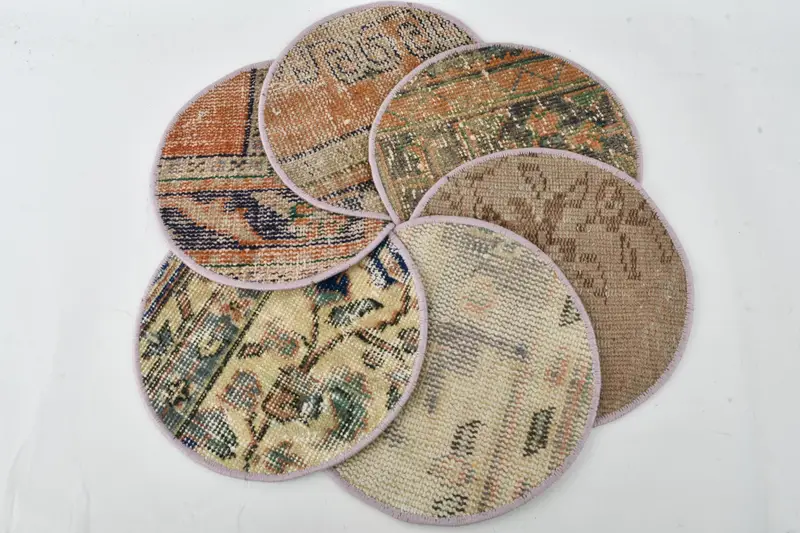 Elegante mantel individual beige y marrón, decoración de mesa duradera y elegante.