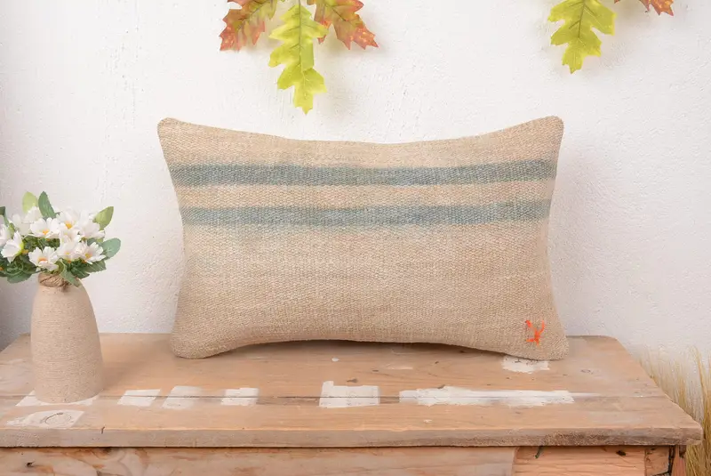 Besticktes beige- und bronzefarbenes gestreiftes Kissen, vielseitiges rechteckiges Wurfkissen