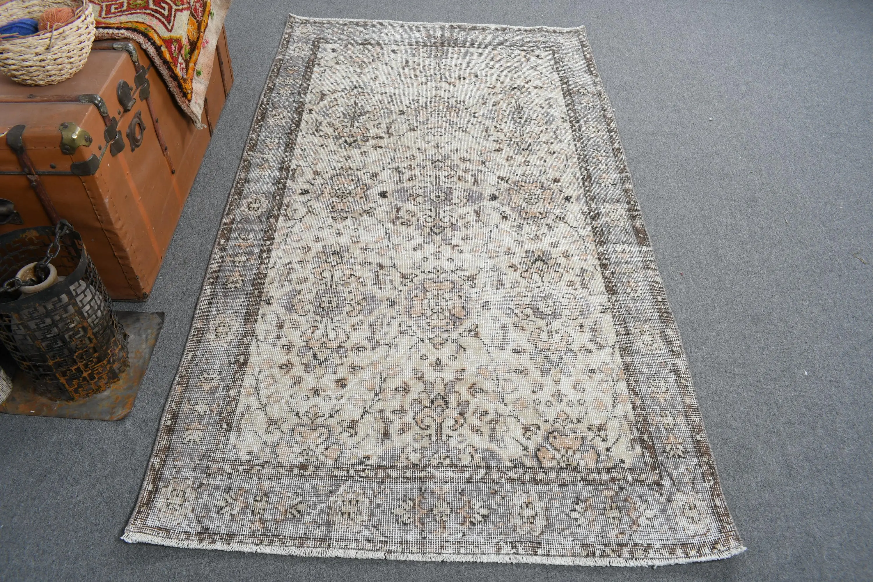 Türkischer Vintage-Teppich, 115 x 202 cm, grauer Teppich mit Pflanzen und Bäumen - 1