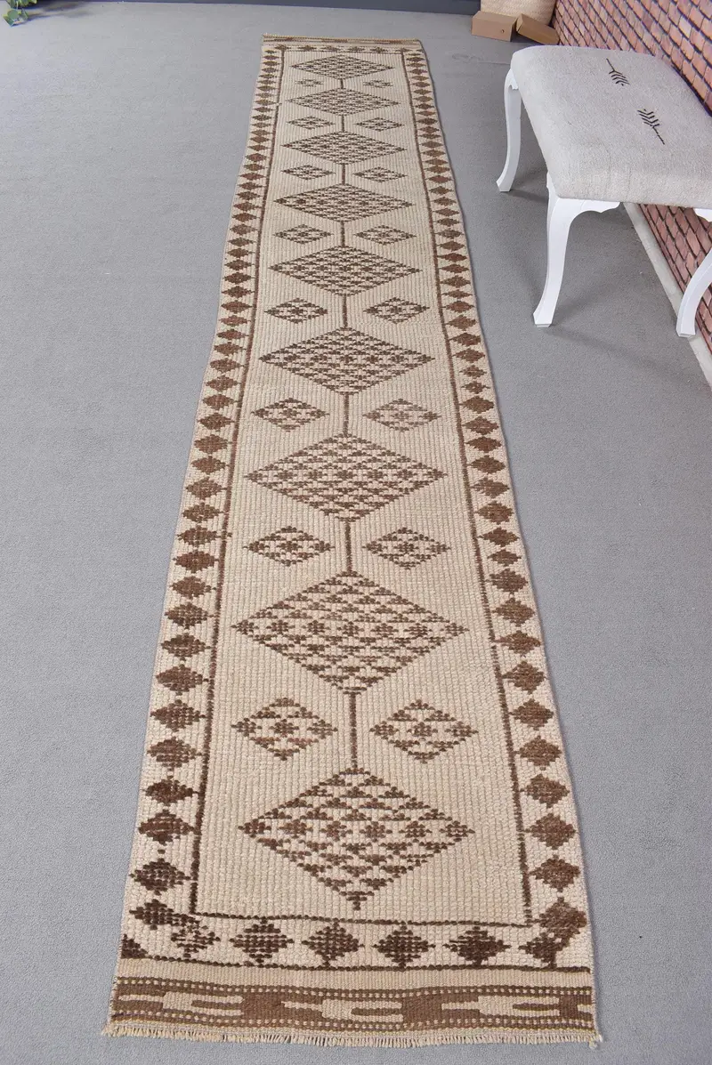 Beiger Ikat-Teppich, 0,2 x 13,4 Fuß, elegantes beige-braunes Dekor