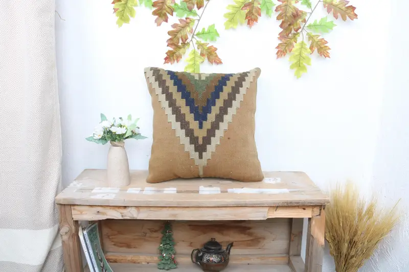 Handgefertigtes besticktes Kissen, geometrisches Vintage-Kissen