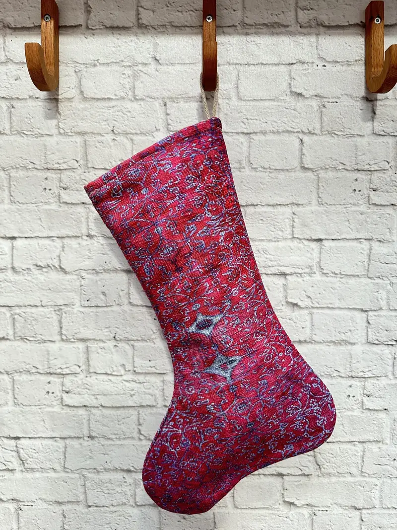 Şık Kilim Desenli Çorap: Modern El Yapımı Tatil Dekoru