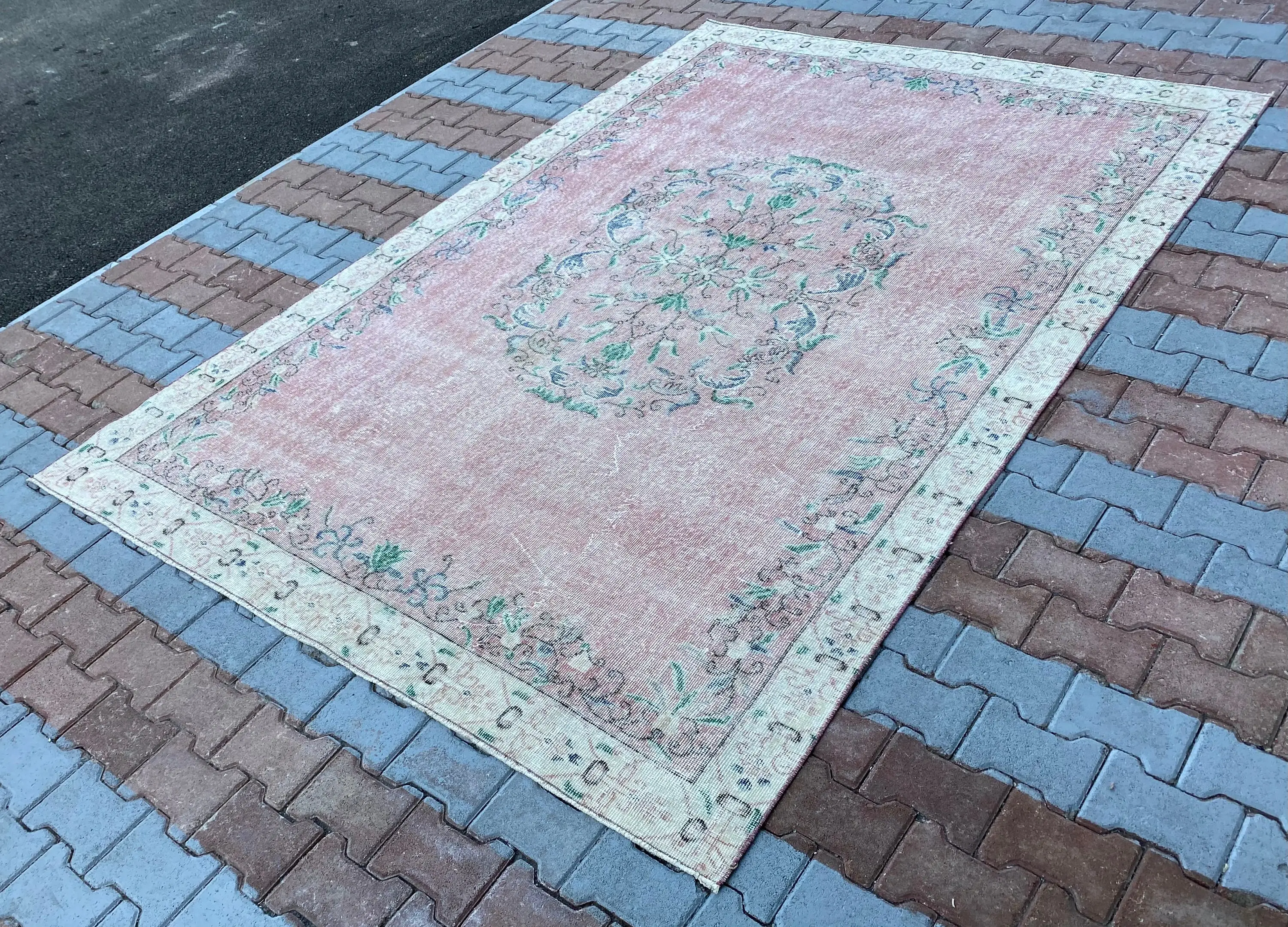 Türkischer Vintage-Teppich, 195 x 304 cm, rosa-blauer Blumenteppich - 1