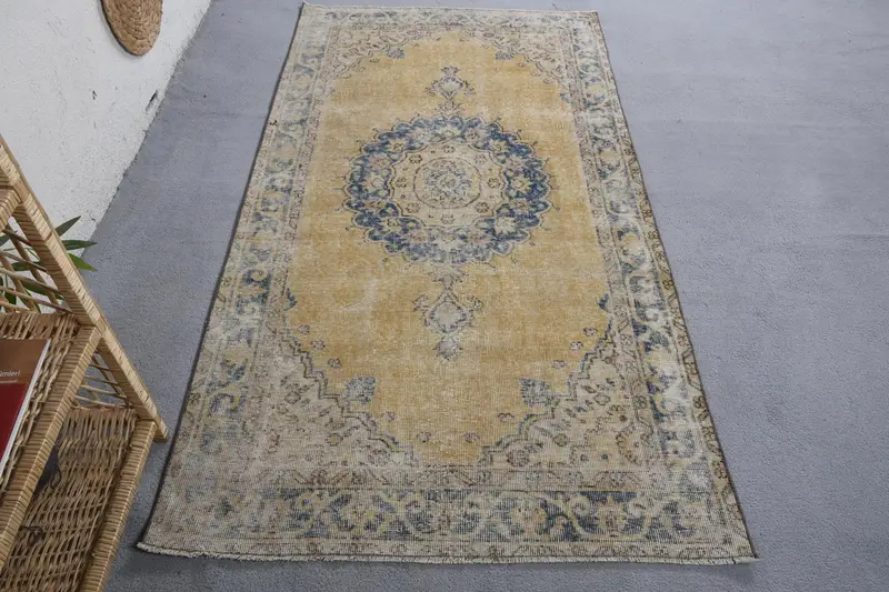 Gelber und blauer Blumenteppich, 3,7 x 6,9 Fuß, schickes Dekor