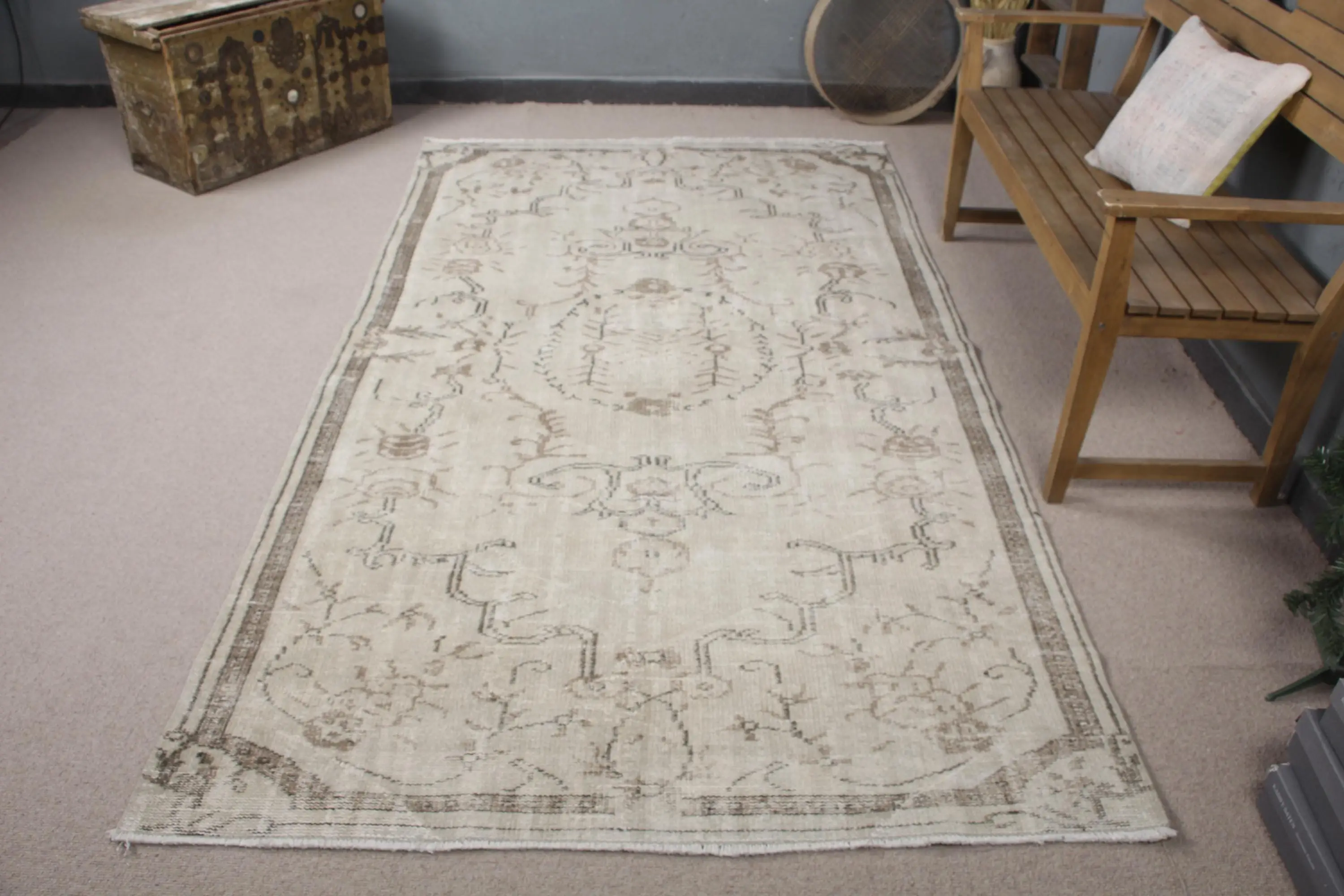 5.1x8.9 ft Büyük Vintage Türk Halısı, Beyaz Çiçekli Yün Halı - 1