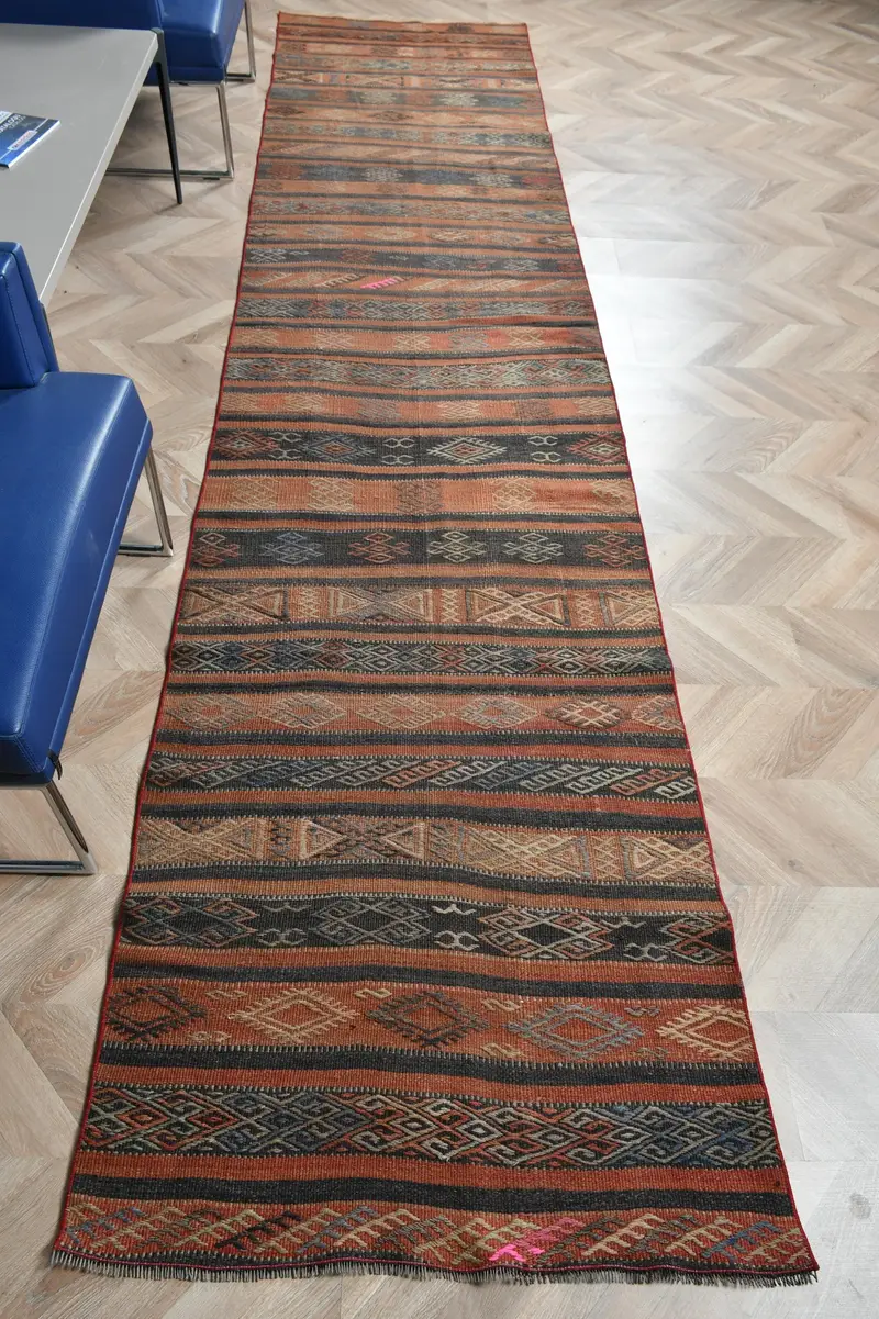 Alfombra marroquí naranja, 2,9 x 12,8 pies con detalles en negro