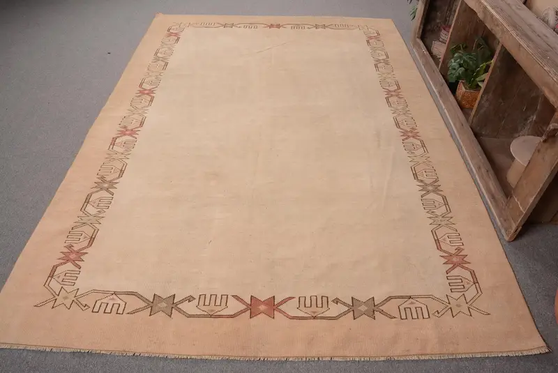 Elegant Beige Oriental Rug, 6,2x8,8 ft with Pink Accents