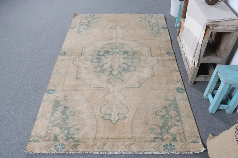 Beigefarbener Südwestteppich, 4,2 x 7 Fuß, eleganter grüner Akzent