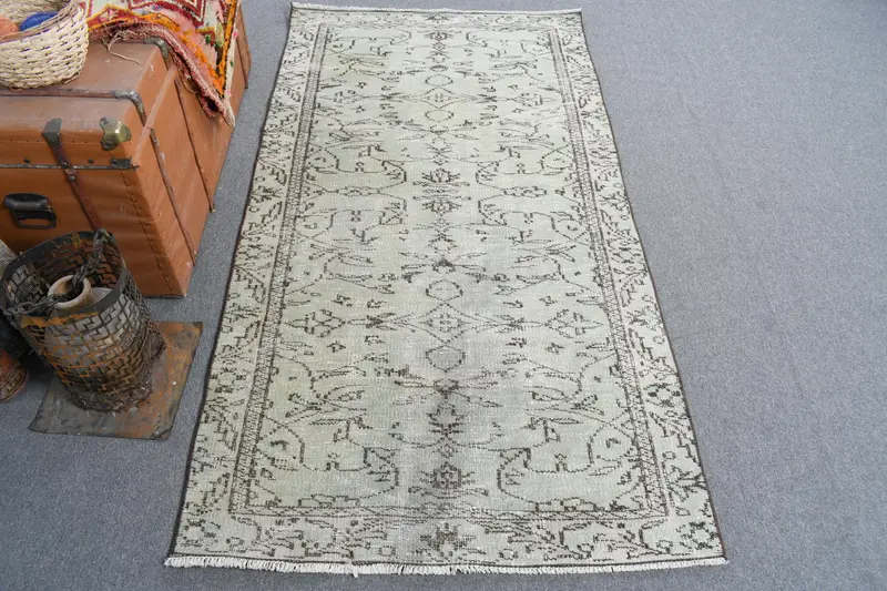 オリエンタルグリーンラグ、3.3x6.4フィート、ブラウンアクセント付き