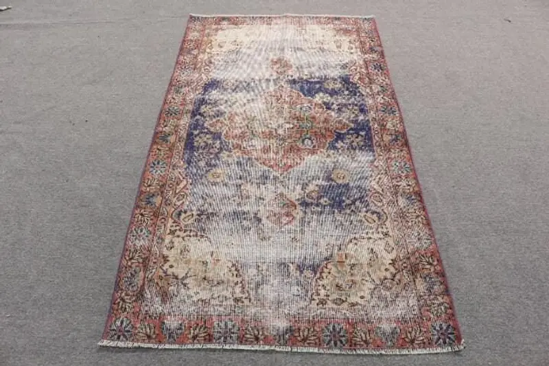 Blauer und roter Teppich, 3,5 x 6,4 Fuß großes botanisches Design