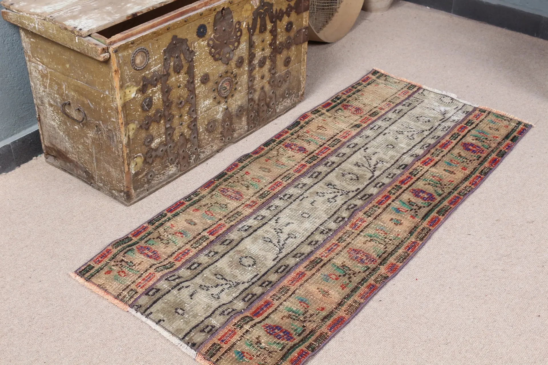 Türkischer 2,1 x 4,6 Fuß großer Teppich, kleiner Vintage-Teppich, rot-blauer Teppich mit Pflanzen und Bäumen - 1