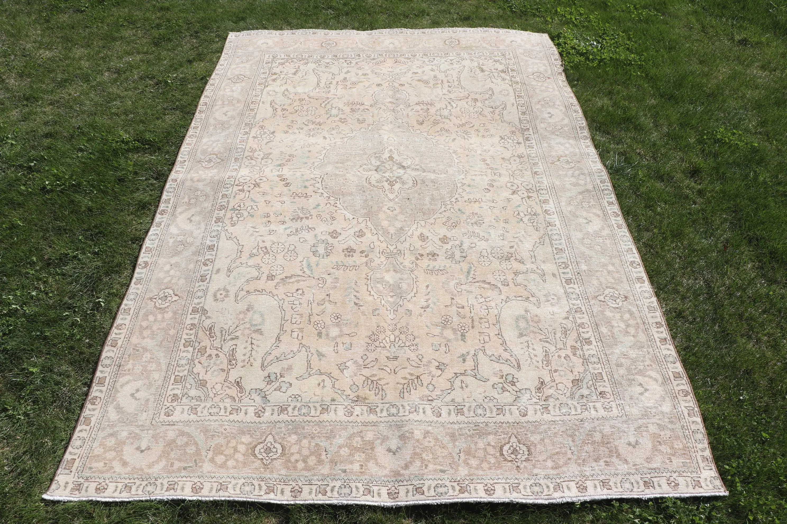Türkischer großer Teppich 6,4 x 10,1 Fuß (194 x 307 cm), braun gestreifter Vintage-Teppich - 1