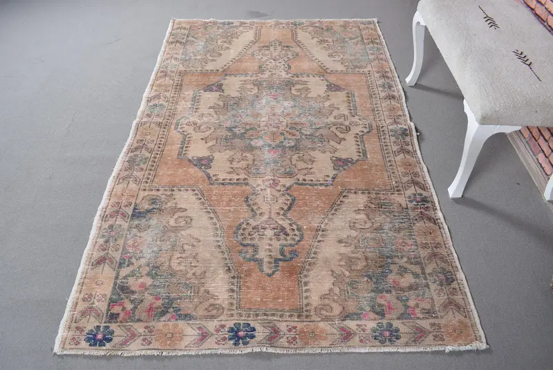 ブロンズ & ブルー アニマル プリント ラグ、4.4x7.2 フィート