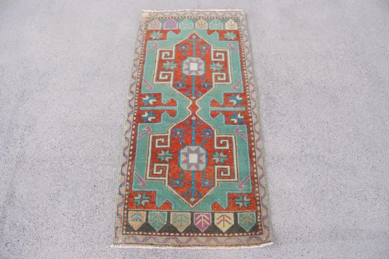 グリーンイカットラグ、1.7x3.3フィート、レッドアクセント付き