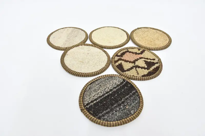 Elegantes posavasos blancos y marrones, juego de posavasos circulares premium