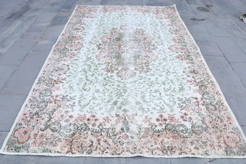 Türkischer Vintage-Teppich 6 x 9,8 Fuß, weißer Oushak-Wollteppich mit Tiermuster - 1