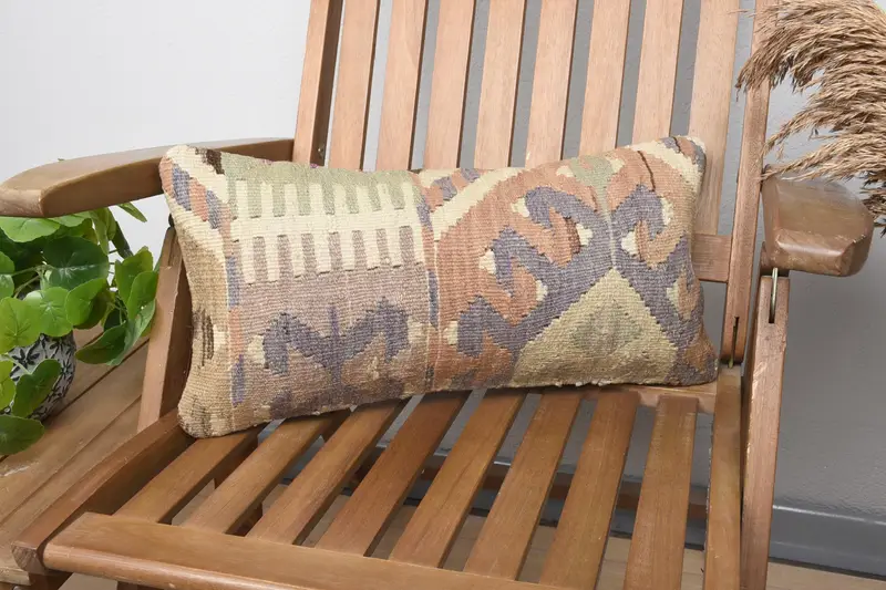 Geometrisches Leinen-Wurfkissen, lila und grün besticktes Akzentkissen