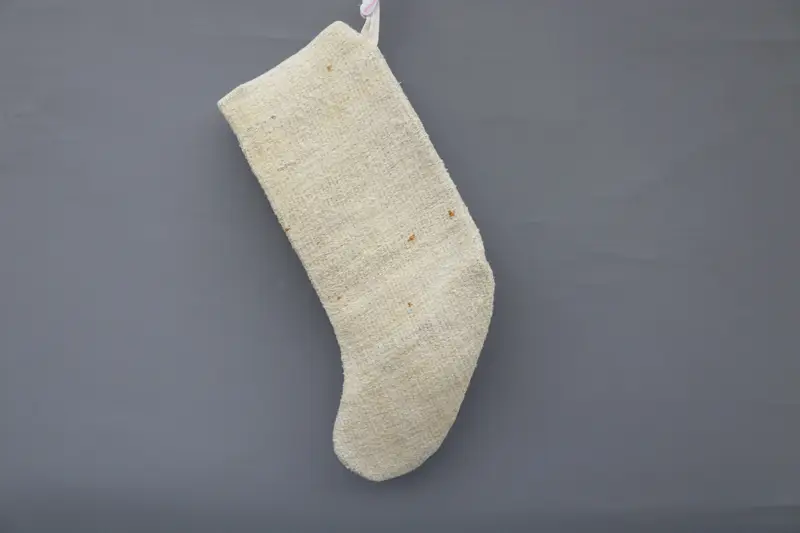 Medias navideñas beige elegantes de 9 pulgadas, medias con patrón de adornos festivos