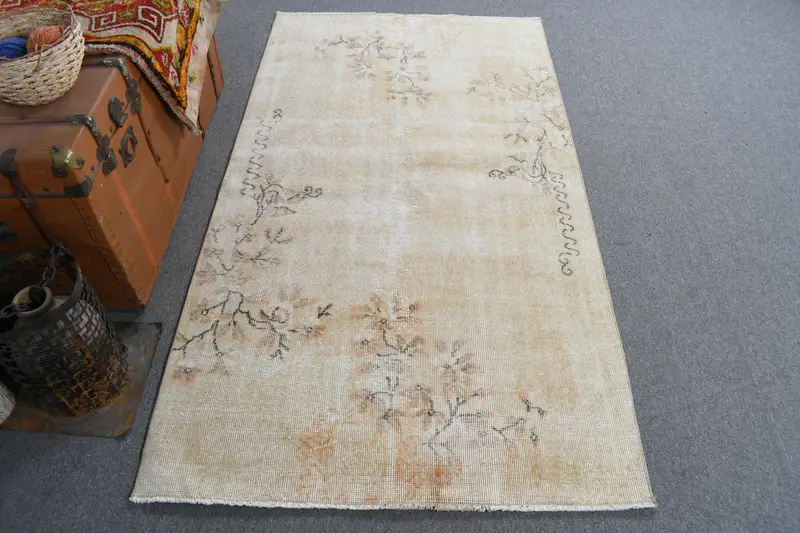 エレガントなベージュの抽象的なラグ、3.4x6.3フィートのシックな室内装飾