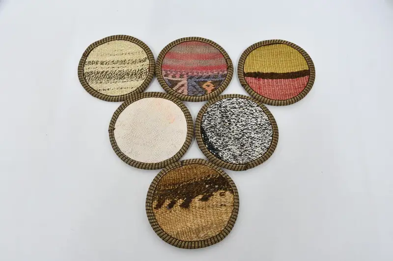 Posavasos marrones y blancos, elegantes almohadillas antideslizantes para tazas de café