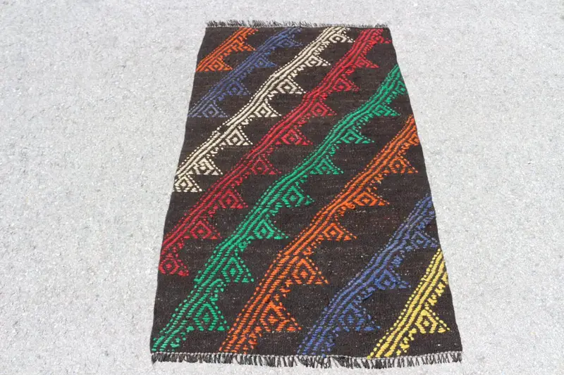 Türk Kilim Küçük Halı 2,8x4,9 ft (85x149 cm), Vintage Siyah Oryantal Yün Halı - 1