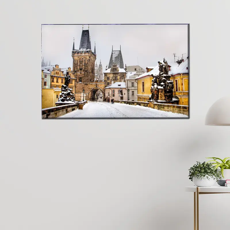 プラハの街並み: 冬のキャンバスプリント - エレガントなウォールアート