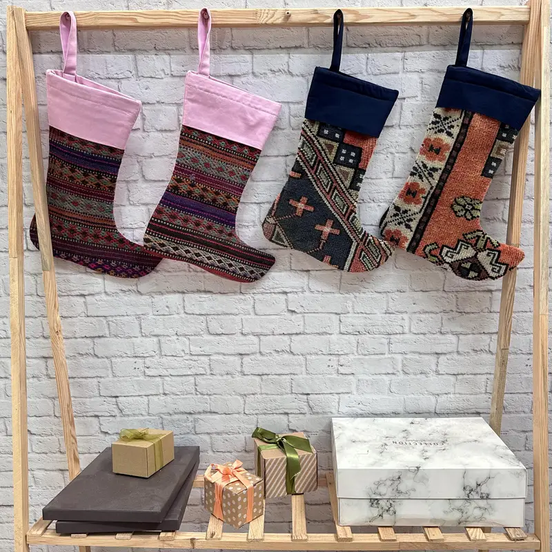 Gri ve Pembe Noel Çorabı, 7 İnç Geniş Şenlikli Süs Desenli Çorap